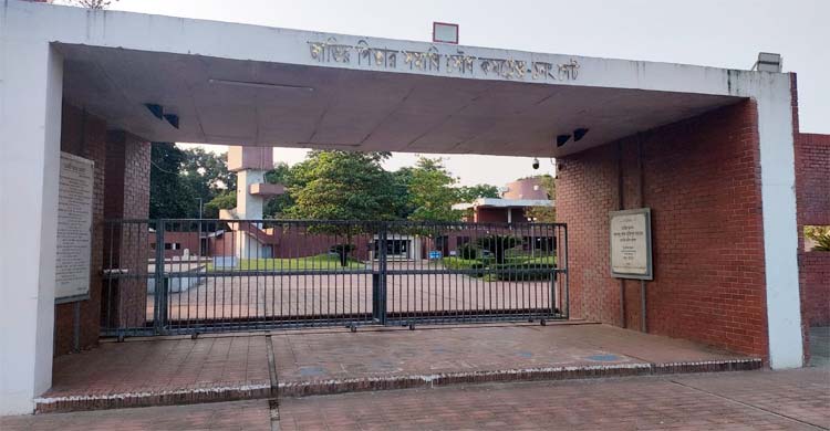 টুঙ্গিপাড়ায় শ্রদ্ধা জানাতে আসেনি কেউ, চারদিকে সুনসান নীরবতা